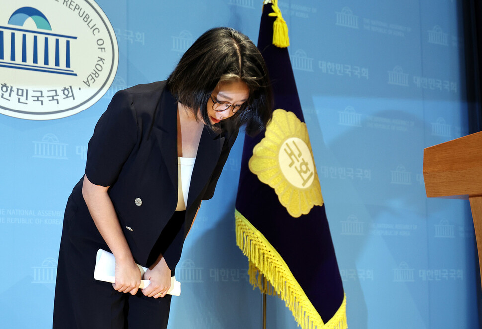 용혜인 성평등가족부 장관 후보자가 13일 오전 서울 여의도 국회 소통관에서 후보자 지명 14일 만에 자진 사퇴하며 고개 숙여 인사하고 있다. 윤운식 선임기자 yws@hani.co.kr