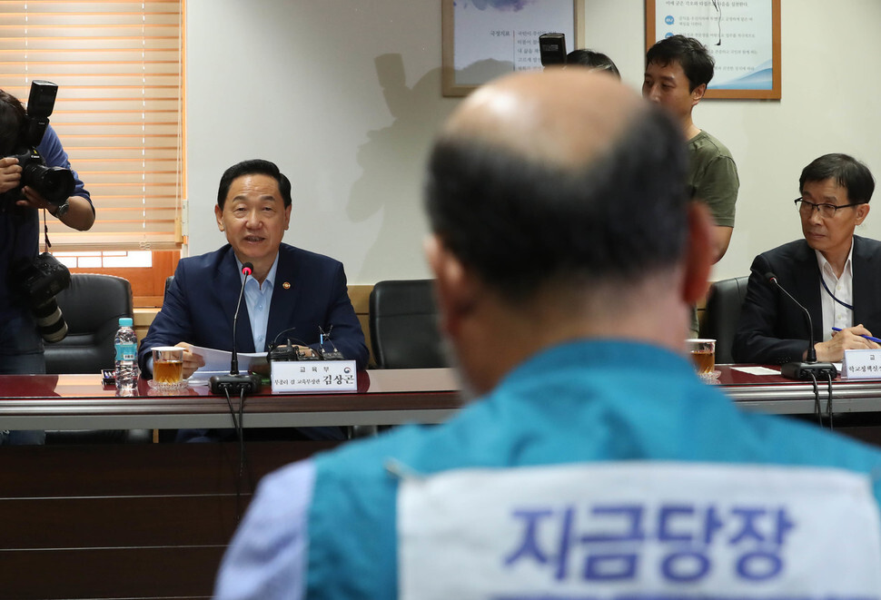 Deputy Prime Minister for Social Affairs and Education Minister Kim Sang-gon officially announced plans to form a “partnership” with the Korean Teachers and Education Workers’ Union (KTU) in a July 26 meeting with the union‘s executive. (by Shin So-young
