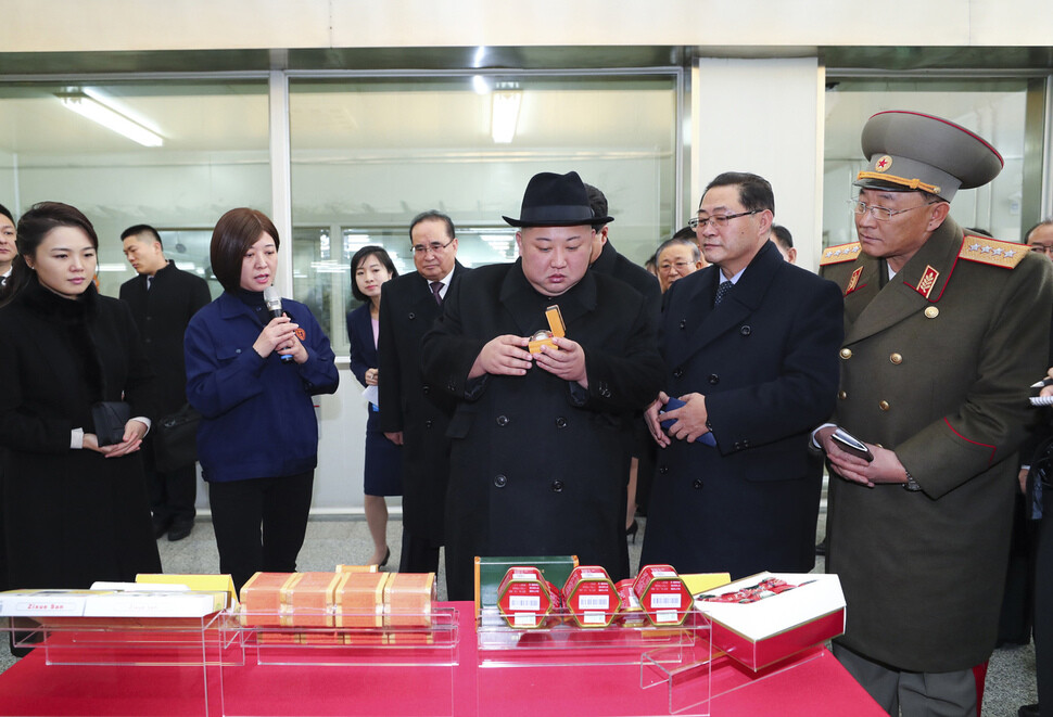 North Korean leader Kim Jong-un (center) examines products at the Tong Ren Tang pharmaceutical company in Beijing on Jan. 9. (Xinhua)