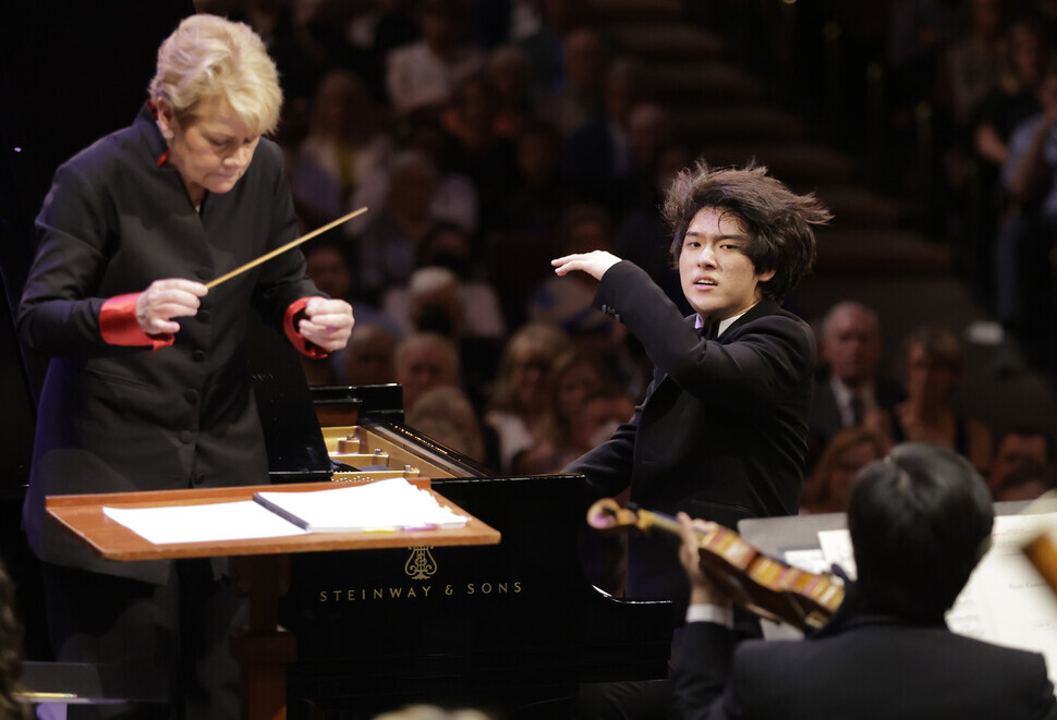 Marin Alsop conducted during Lim Yun-chan’s performance in the finals of the Van Cliburn International Piano Competition. (provided by Moc Production)