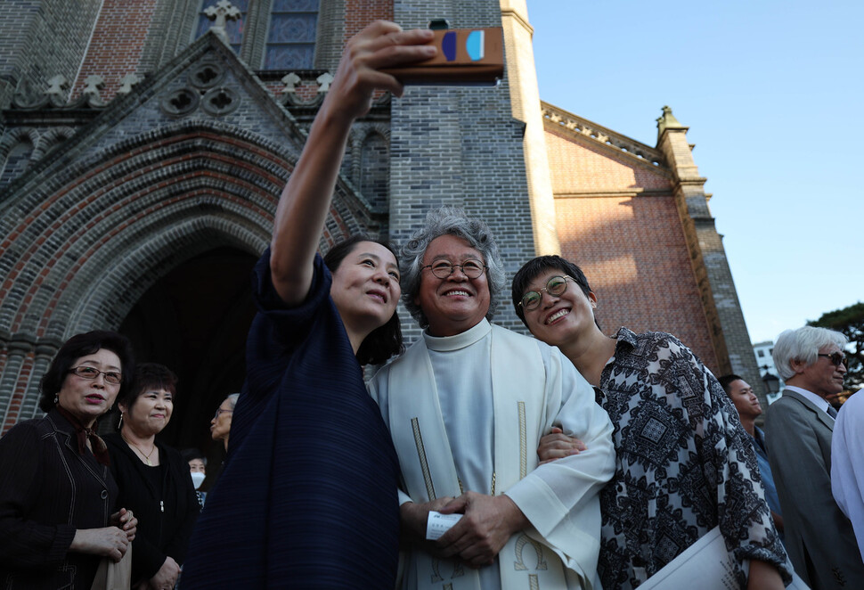 천주교정의구현전국사제단 창립 50주년 감사 미사가 23일 오후 서울 중구 명동대성당에서 마친 뒤 김인국 대표 신부가 임수경 전 국회의원(왼쪽), 최광기 인권운동가 등과 함께 기념사진을 찍고 있다.