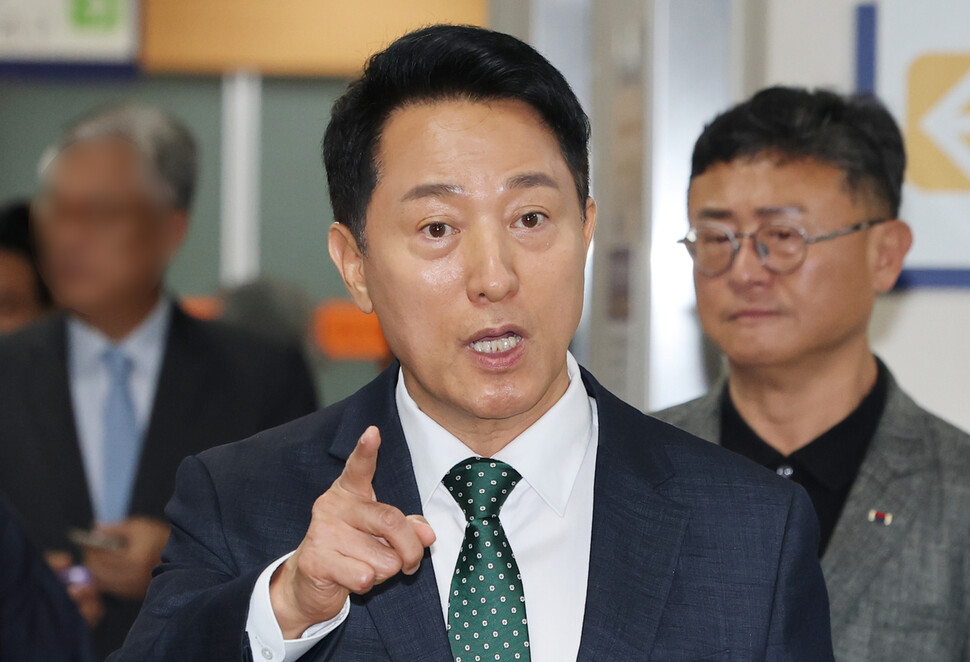 오세훈 서울시장이 21일 서울고법에서 열린 정치자금법 위반 혐의 2심 첫 공판에 출석하고 있다. 지난 7월 1심은 오 시장에게 시장직 상실형에 해당하는 벌금 1000만원을 선고하고 추징금 2100만원을 명했다. 연합뉴스