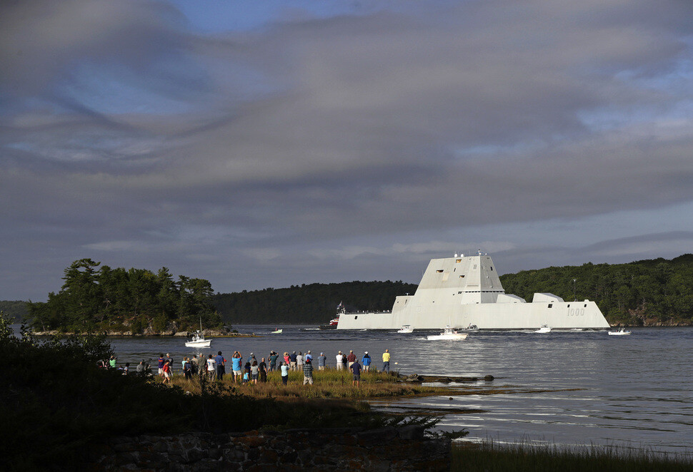 The USS Zumwalt on the Kennebec River in Maine (AP/Yonhap News) 　