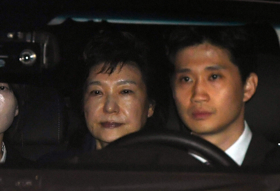 Former President Park Geun-hye is taken by car from the Supreme Prosecutors’ Office in Seoul’s Seocho district to Seoul Detention Center