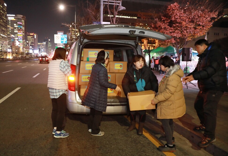 ‘꿀잠’ 활동가들이 서울 광화문 농성장 앞에서 고속도로 요금소(톨게이트) 노동자들에게 김장을 건네고 있다.
