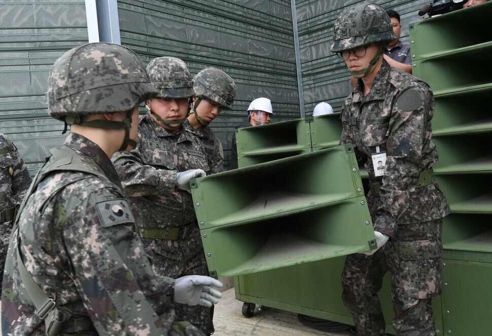 South Korean soldiers dismantle propaganda loudspeakers that had been installed along the Military Demarcation Line in Paju, Gyeonggi Province, on May 1, 2018. (photo pool)