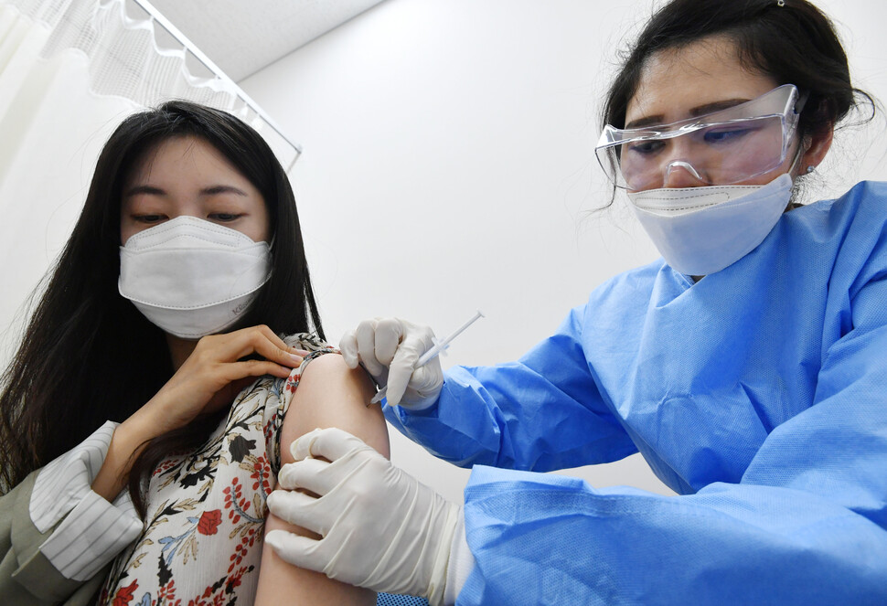 2021년 4월19일 서울 강서구의 한 병원에서 항공 승무원이 아스트라제네카 백신을 접종하고 있다. 공동취재사진