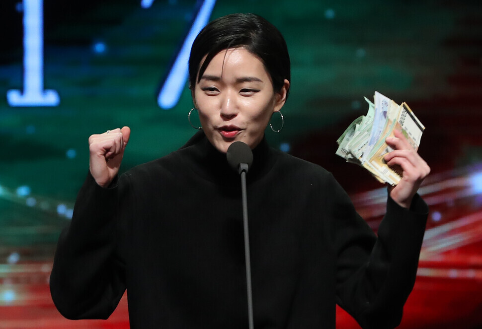 이랑은 2017년 ‘한국대중음악상 시상식’에서 수상한 최우수 포크 노래 부문 트로피를 즉석 경매로 판매하기도 했다. 연합뉴스