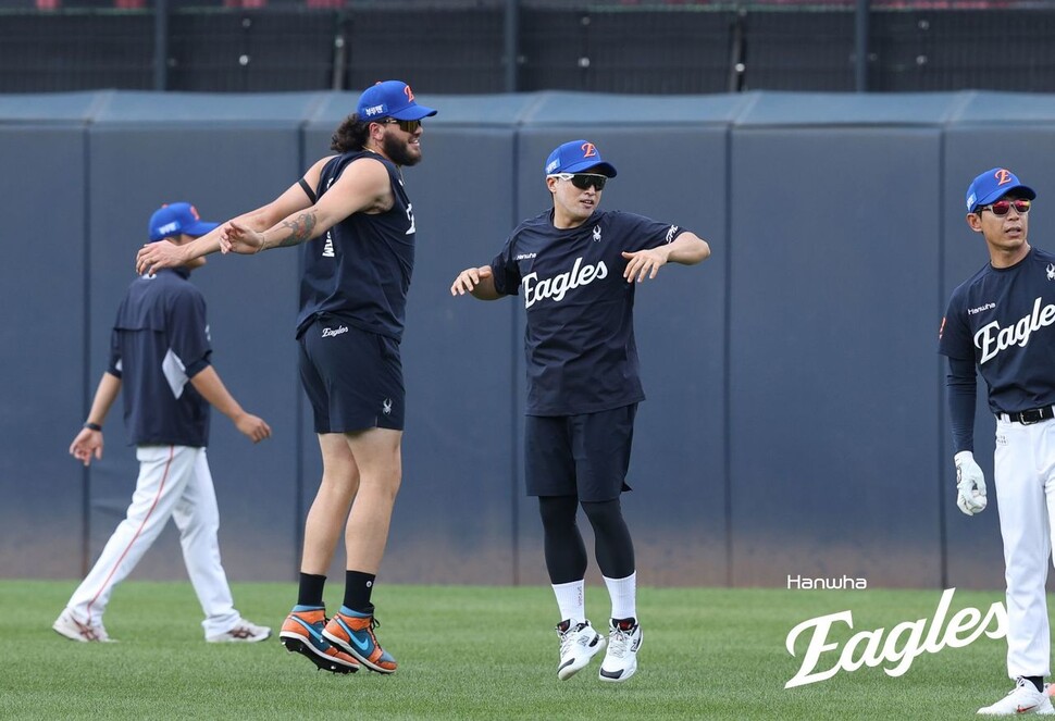 Son Ah -seop (third to third), who moved the enemy to Hanwha Eagles, is releasing with Hanwha Ace Cody Phone before the match is held in Gwangju Kia Champions Field. Hanwha Eagles provided