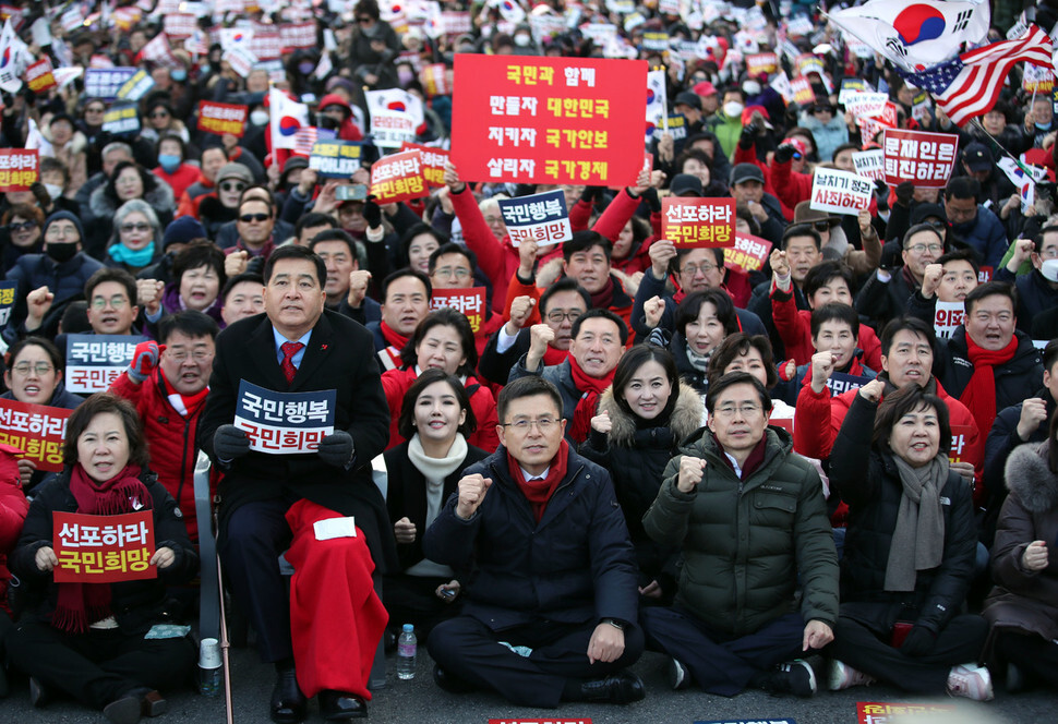 Liberty Korea Party (LKP) leader Hwang Kyo-ahn and Rep. Shim Jae-chul lead a conservative rally in front of the Sejong Center in Seoul on Jan. 3. (Yonhap News)