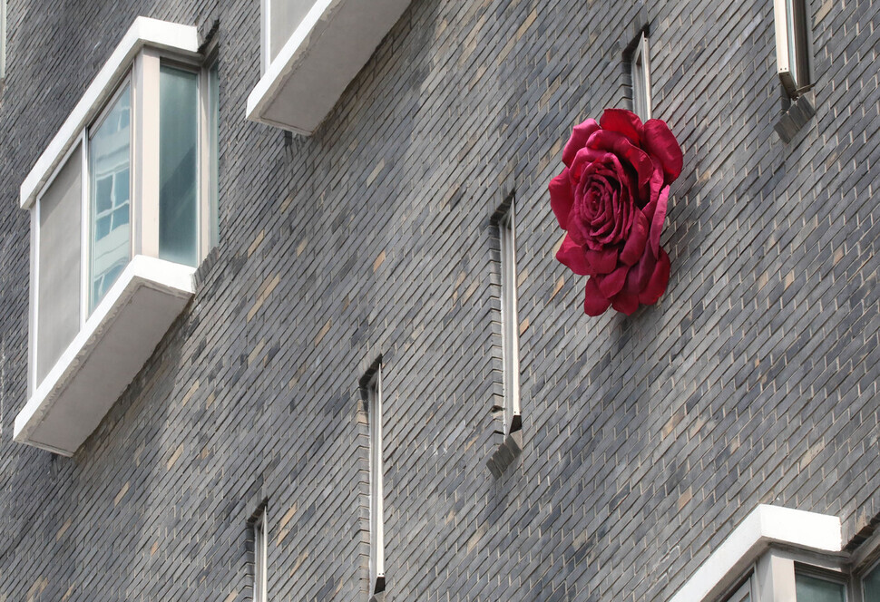A red flower hangs on the wall of the Democracy and Human Rights Memorial Hall in Seoul on June 10, the 33rd anniversary of the June Democracy Movement. The flower marks a room where democracy activists were tortured, sometimes to death. (Blue House photo pool)