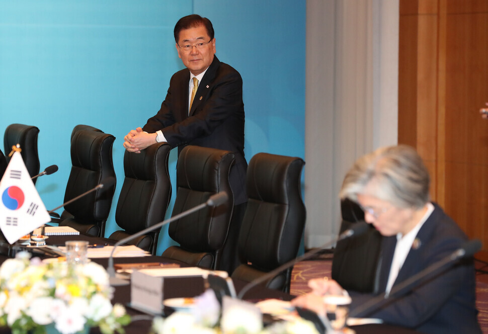 Blue House National Security Office Director Chung Eui-yong attends a South Korea-Thailand summit in Busan. (Kim Jung-hyo, staff photographer)