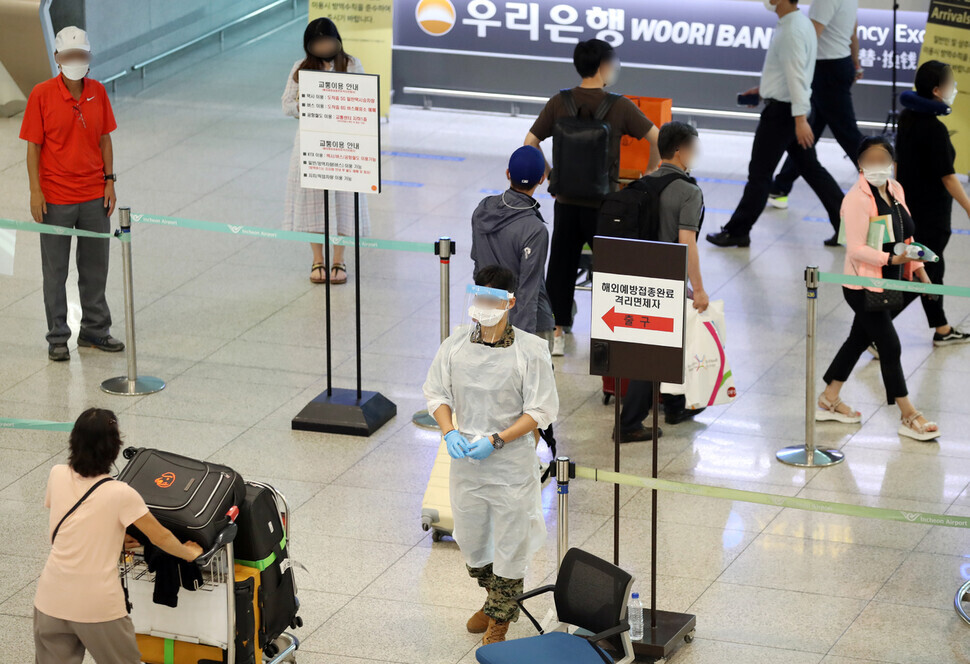 Passengers arriving from overseas at Incheon International Airport on Wednesday leave the airport through the exit for fully vaccinated travelers exempt from two-week mandatory quarantine. (Yonhap News)