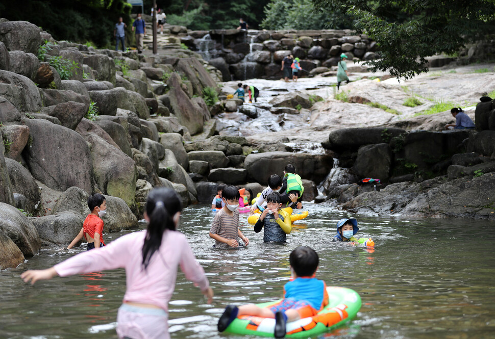 연일 찜톨 더위가 이어진 14일 오후 경기 과천시 중앙동 계곡에서 아이들이 물놀이를 하며 더위를 피하고 있다. 과천/이종근 선임기자