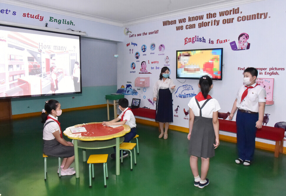 North Korean children take an English class using video equipment at an elementary school in Pyongyang in this undated photo released by the Chosun Sinbo, a Tokyo-based pro-Pyongyang newspaper, on Tuesday. (Yonhap News)