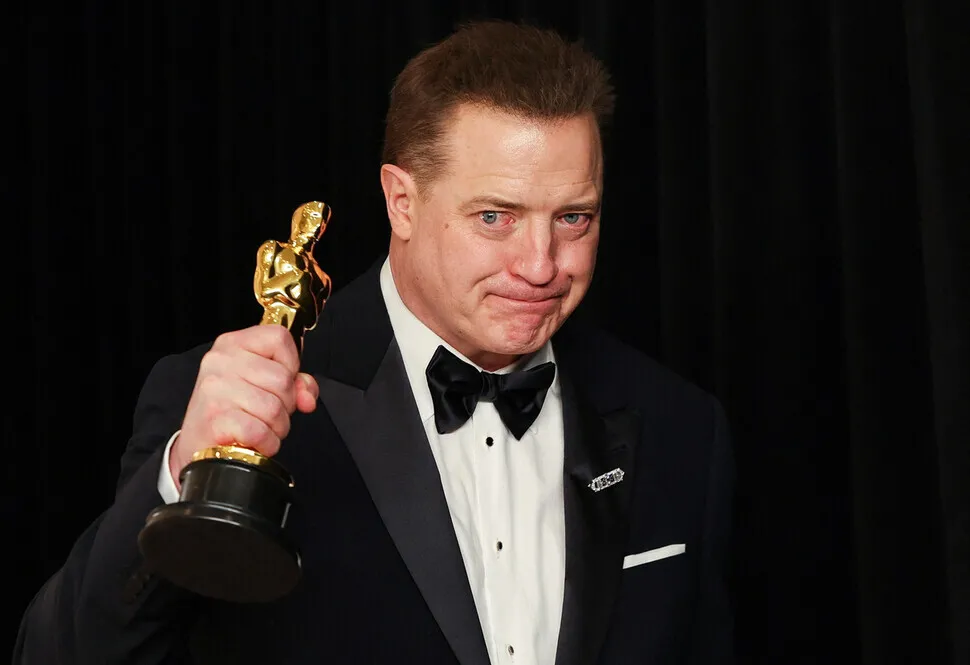 Brendan Fraser holds up his Oscar for his leading role in Aronofsky’s “The Whale,” at the Dolby Theater in Los Angeles, California, on March 12 (local time). (Reuters/Yonhap)