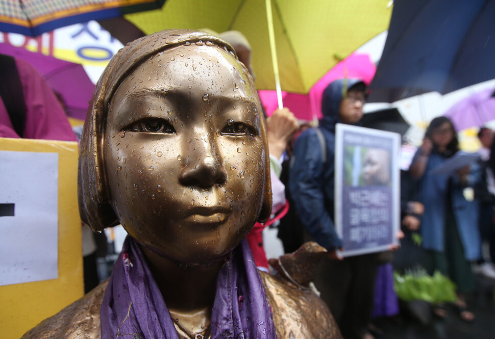 Falling rain makes it look as if the comfort woman statue in front of the Japanese embassy in Seoul is shedding tears during a press conference held by the Foundation for Justice and Remembrance for the Issue of Military Sexual Slavery on Aug. 31. At the press conference