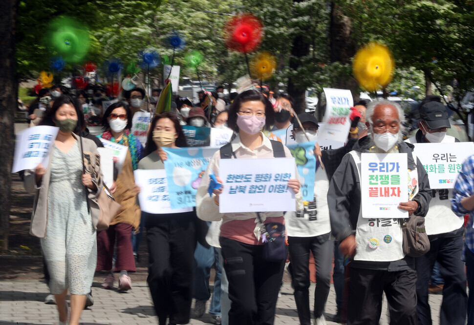 Marchers with peace, environmental, and human rights groups make their way from Noksapyeong Station to Camp Kim in Seoul on April 27. (Kim Tae-hyeong/The Hankyoreh)