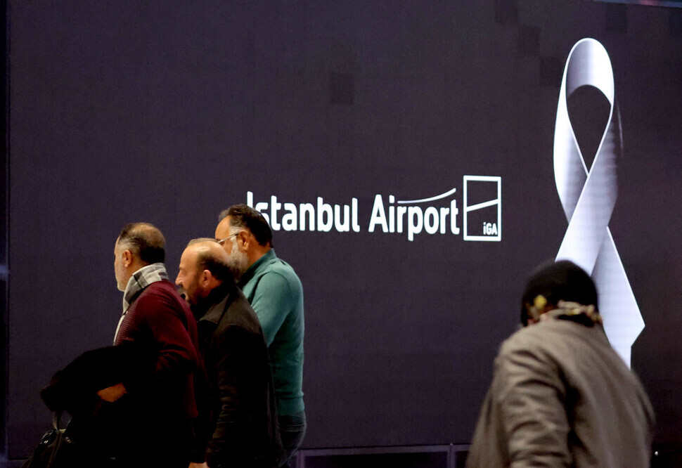 A white ribbon of mourning for victims of the earthquake and aftershock is displayed on a screen in Istanbul Airport on Feb. 8 (Baek So-ah/The Hankyoreh)