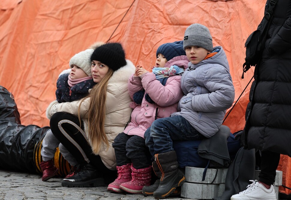 7일(현지시각) 폴란드 남동부 프셰미실 중앙역 들머리에서 한 가족이 앉아있다. 프셰미실/김혜윤 기자