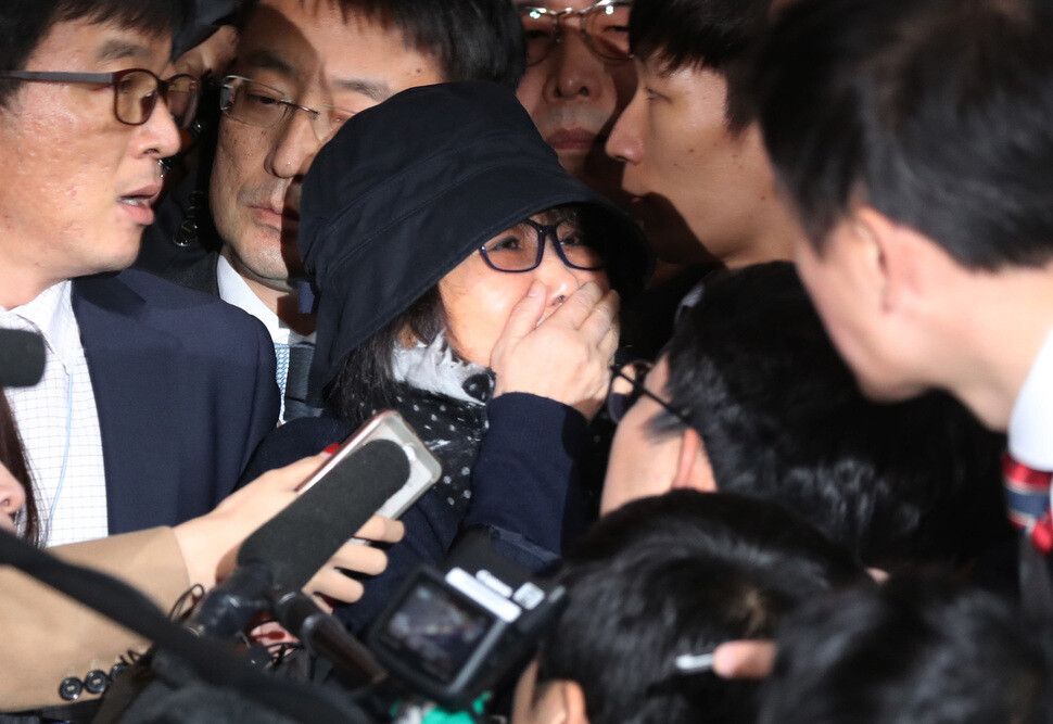 Choi Sun-sil arrives for questioning at the Supreme Prosecutors Office in Seoul’s Seocho district