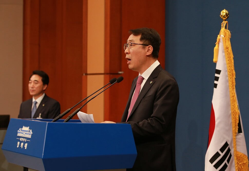 Blue House Senior Secretary to the President for Public Relations Yoon Young-chan provides a briefing on the results of a Blue House investigation on the Ministry of National Defense’s omission of a report on the delivery of THAAD launchers