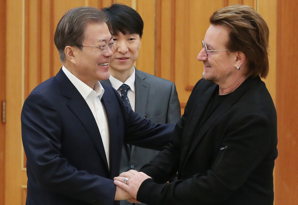 South Korean President Moon Jae-in and Irish musician and lead vocalist for U2 Bono (Paul David Hewson) greet each other at the Blue House on Dec. 9. (Kim Jung-hyo, staff photographer)