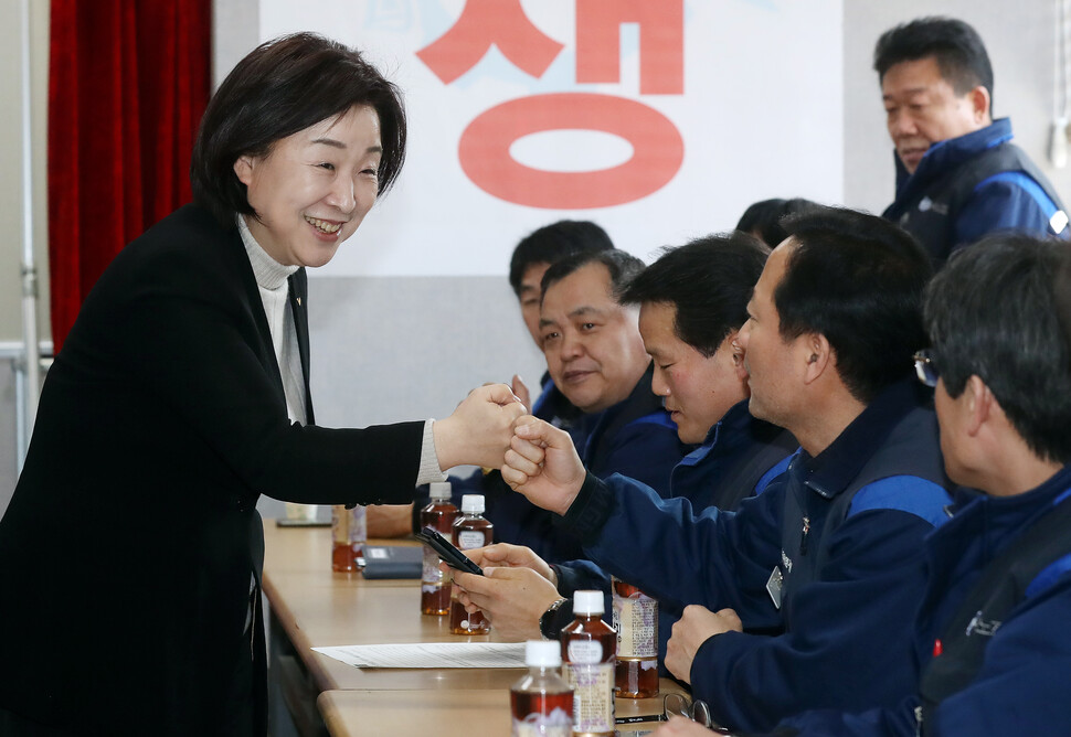 심상정 정의당 대표가 한국지엠노조원들과 주먹을 부딪히며 인사하고 있다. 연합뉴스