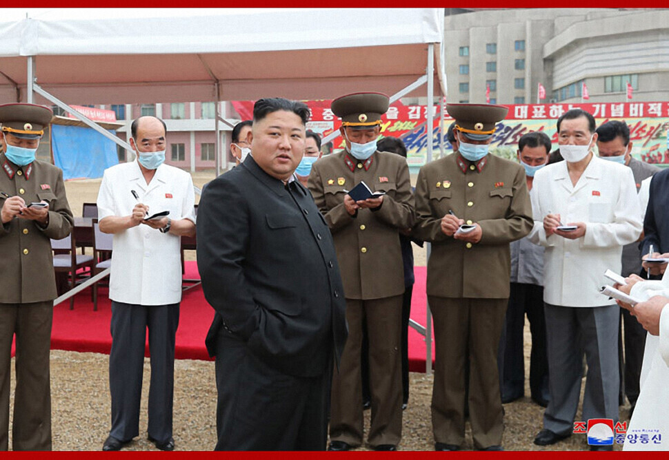 An image of North Korean leader Kim Jong-un visiting the construction site of Pyongyang General Hospital published by the Rodong Sinmun on July 20. (KCNA website screenshot, Yonhap News)