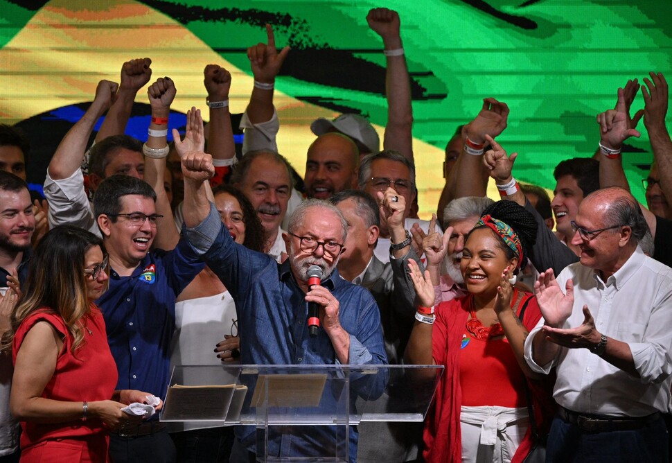 2022년 10월30일 저녁(현지시각) 브라질 대선 결선투표에서 승리한 루이스 이나시우 룰라 다시우바 대통령 당선자(가운데)가 상파울루에서 지지자들의 환호 속에 연설하고 있다. AFP 연합뉴스