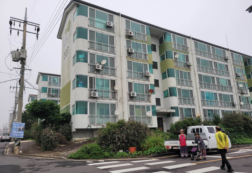 지난 7일 제주 서귀포시 동흥동 주공 아파트 전경. 90년대 중반 지어진 이 아파트 단지는 재건축 정비 사업을 추진하고 있다. 제주는 고가와 저가의 아파트 가격 양극화가 가장 큰 지역 가운데 하나다. 류이근 기자