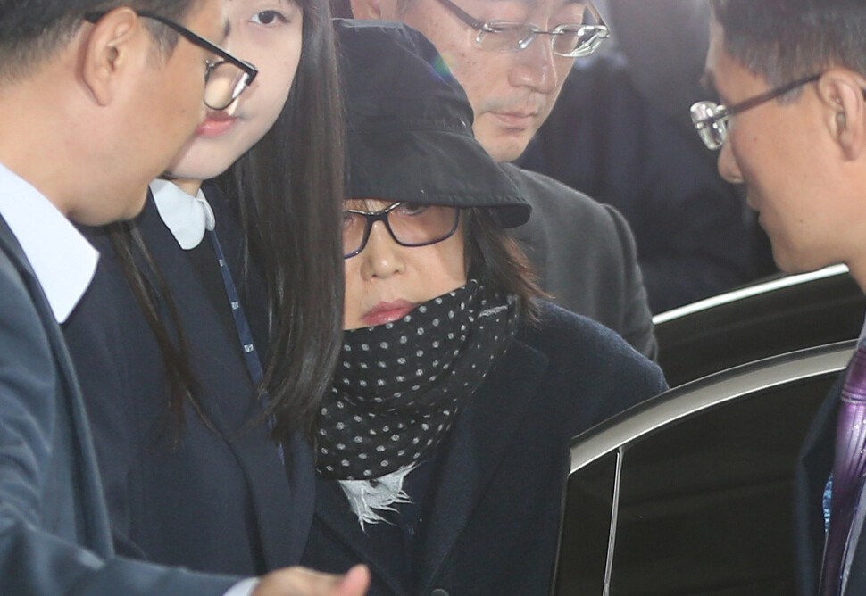 Choi Sun-sil gets out of a car after arriving for questioning at Seoul Central District Prosecutors’ Office in Seocho district