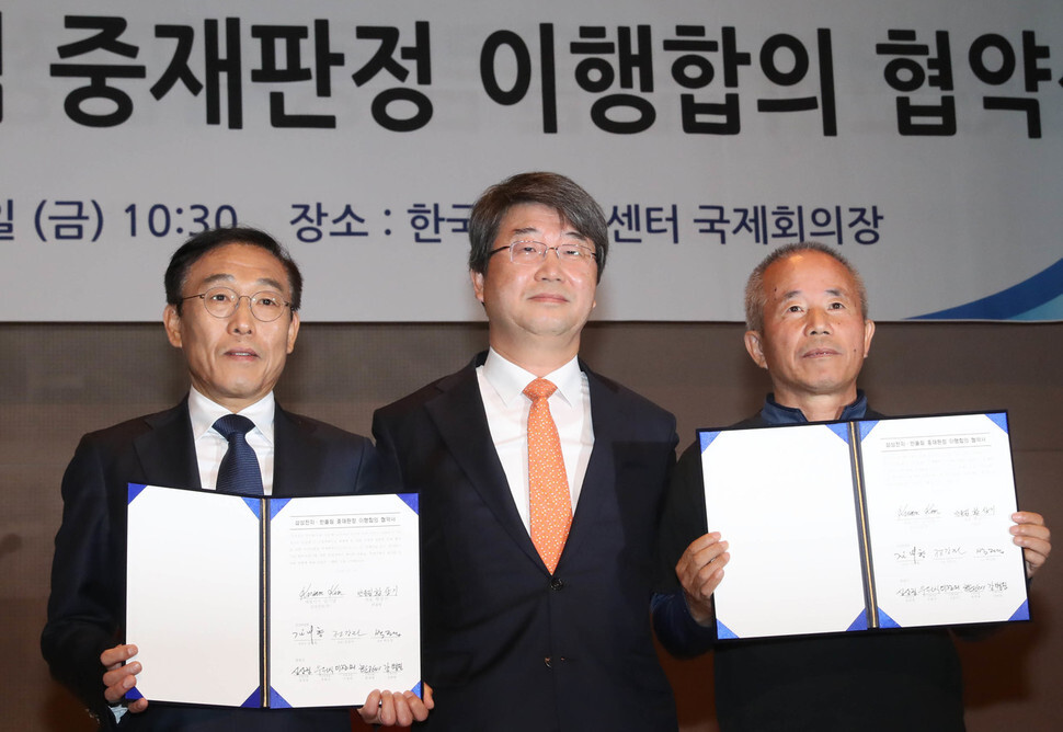 Samsung Electronics President Kim Ki-nam (left)