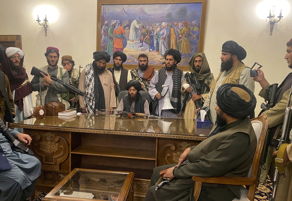 2021년 8월15일 아프가니스탄 수도 카불에 입성한 탈레반 전투원들이 아슈라프 가니 대통령이 외국으로 도피해 텅 빈 대통령궁을 점령했다. AP 연합뉴스