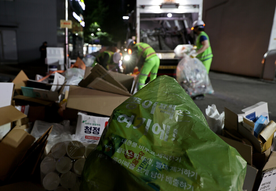 2026년 7월8일 밤 서울 중구 태평로에서 중구 청소대행업체 관계자들이 상가에서 내놓은 재활용 종이팩을 수거하고 있다. 이종근 선임기자 root2@hani.co.kr