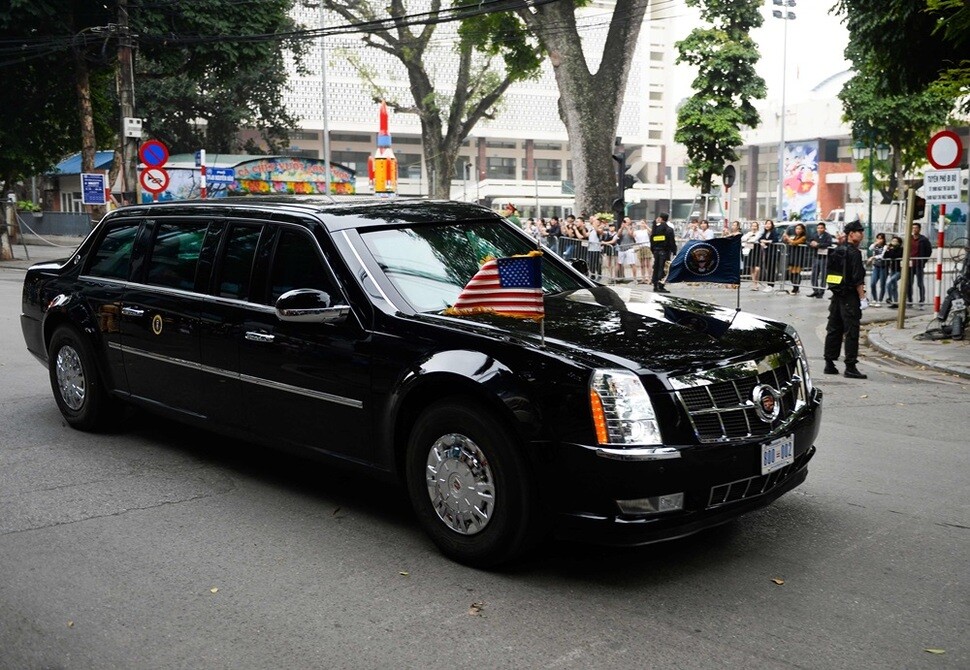 도널드 트럼프 미국 대통령이 탄 전용차량 ‘비스트’가 2월28일 회담장을 떠나고 있다.