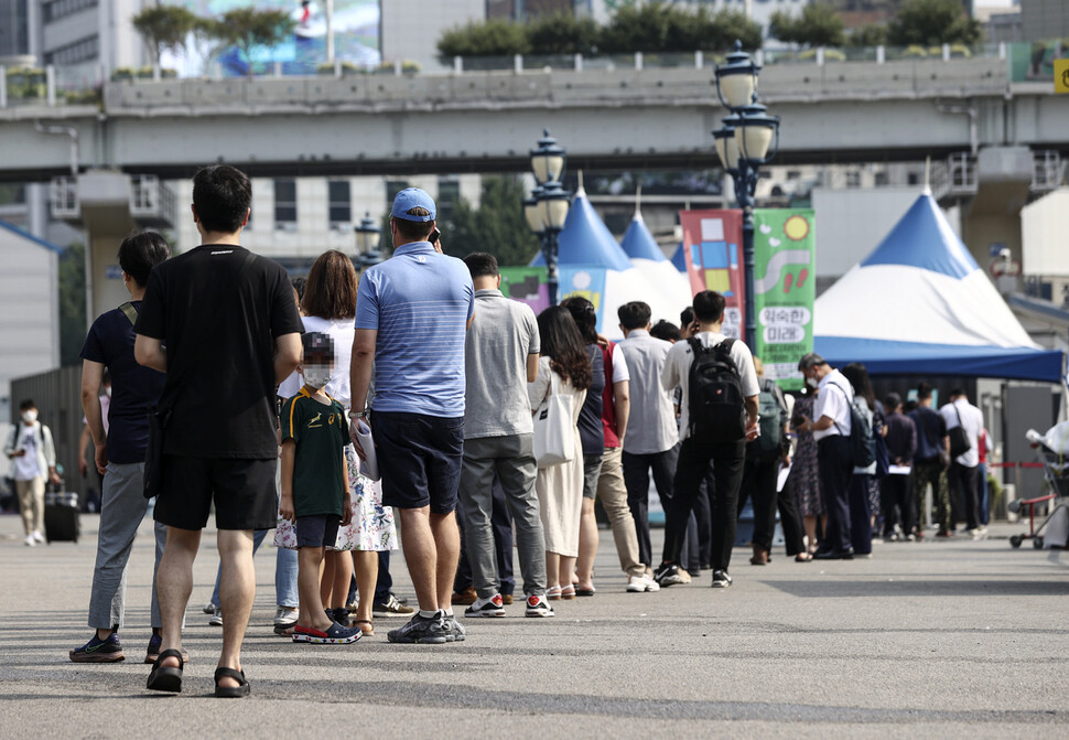 코로나19 신규 확진자 수 700명대 중반을 기록한 1일 오전 서울역에 설치된 중구임시선별검사소에서 시민들이 검사를 받기 위해 줄을 서 있다. 연합뉴스