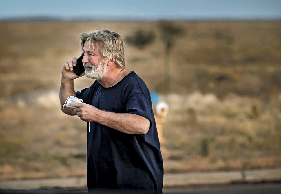 영화 촬영 중에 총기 오발 사고를 낸 미국 배우 알렉 볼드윈(63)이 뉴멕시코주 산타페 카운디 보안관 사무소 밖 주차장에서 망연자실한 표정으로 어딘가에 전화를 걸고 있다.샌타페이/AP 연합뉴스