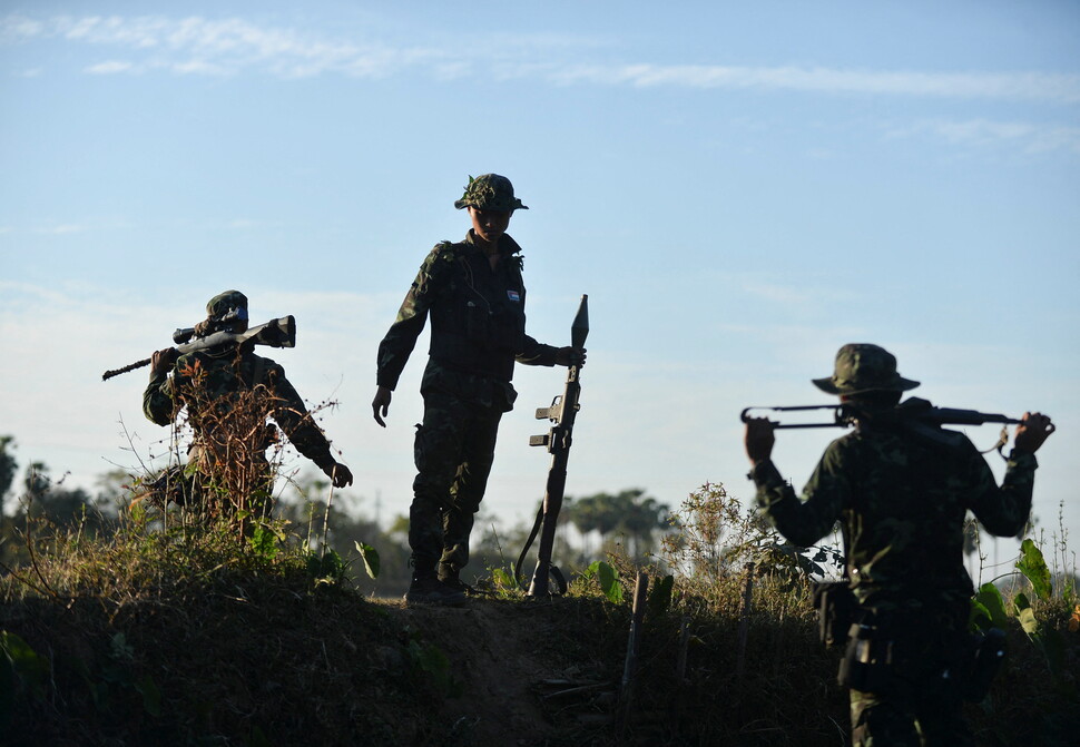 2021년 12월31일 미얀마 중부 카렌주의 타이 접경지역 최전선에서 무장투쟁에 참여한 시민방위군(PDF) 대원들이 서 있다. REUTERS 연합뉴스