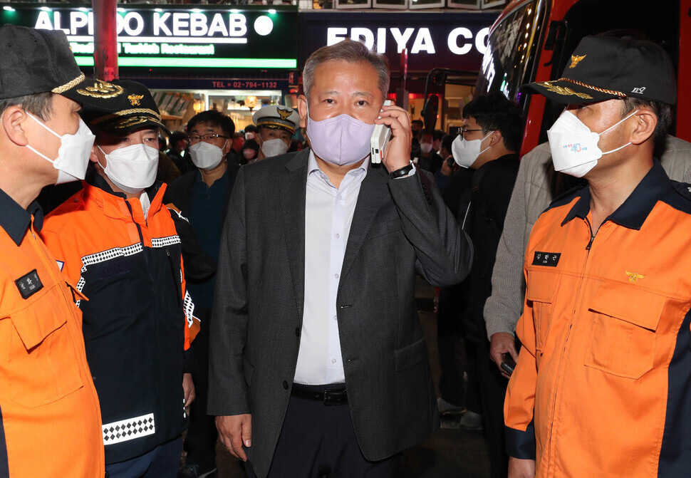Interior and Safety Minister Lee Sang-min speaks on the phone after arriving at the site of the Itaewon disaster in the early hours of Oct. 30. (Park Jong-sik/The Hankyoreh)