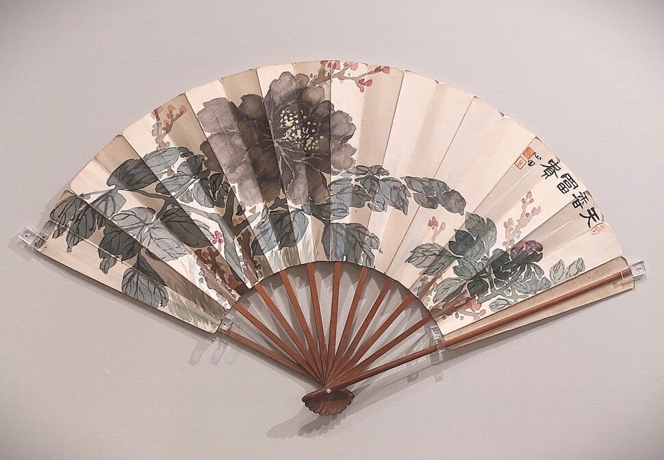 검홍빛 모란꽃을 화면에 가득 차게 그려 넣은 심전 안중식의 부채 그림. 하늘 향기의 부귀 꽃이란 뜻의 ‘천향부귀’란 제목을 붙였다. 노형석 기자