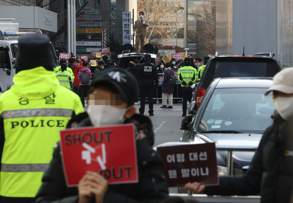 2021년 12월12일 서울 영등포구 국민의힘과 더불어민주당의 당사 앞에서 여성 유권자 단체 ‘샤우트아웃’이 여성혐오에 편승해 대선을 치르려는 양당 후보들을 규탄하는 시위를 벌이고 있다. 이날 맞은편에선 페미니즘에 반대하는 신남성연대가 맞불집회를 벌였다. 한겨레 윤운식 선임기자