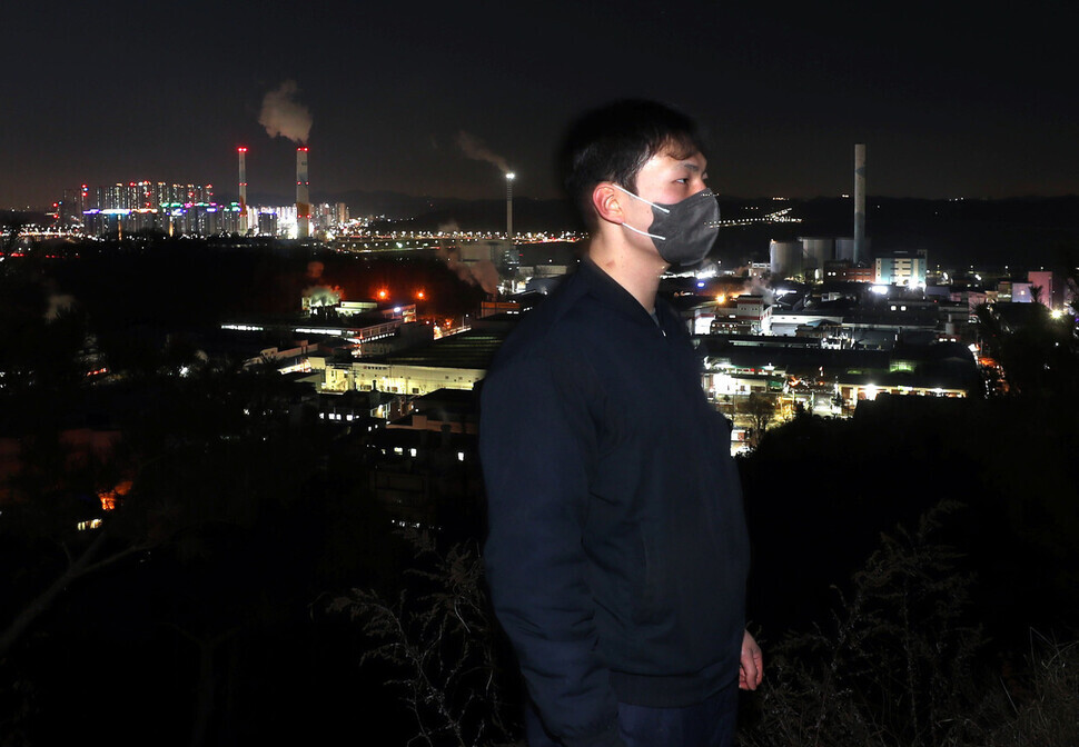 Kim Su-hyeok, who worked at a Kia Motors affiliate gazes down at the Banwol National Industrial Complex where he works on Jan. 2. (Kang Chang-kwang/The Hankyoreh)