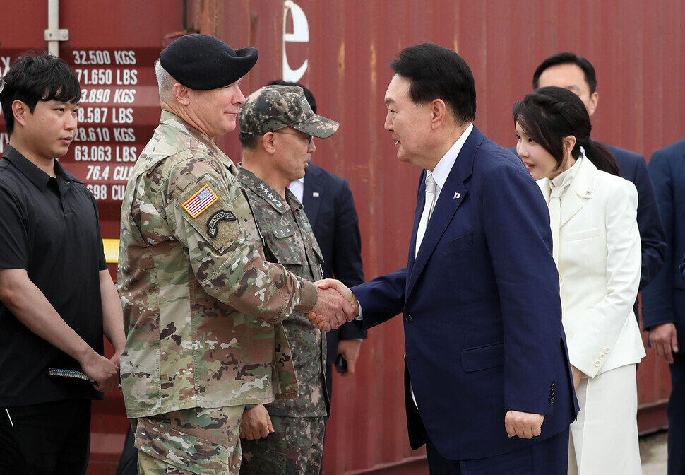President Yoon Suk-yeol shakes hands with US soldiers upon boarding the USS Kentucky on July 19 after its arrival in Busan. (presidential office pool photo)