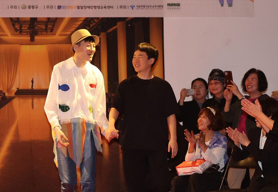 8일 오후 서울 중랑구 중랑아트센터 제1전시실에서 성인 발달장애인 패션쇼 ‘클로젯’이 열려 중랑구 발달장애인평생교육센터 교육생들이 참여해 직접 제작한 옷을 입고 모델이 돼 런웨이를 걷고 있다. 신소영 기자 viator@hani.co.kr