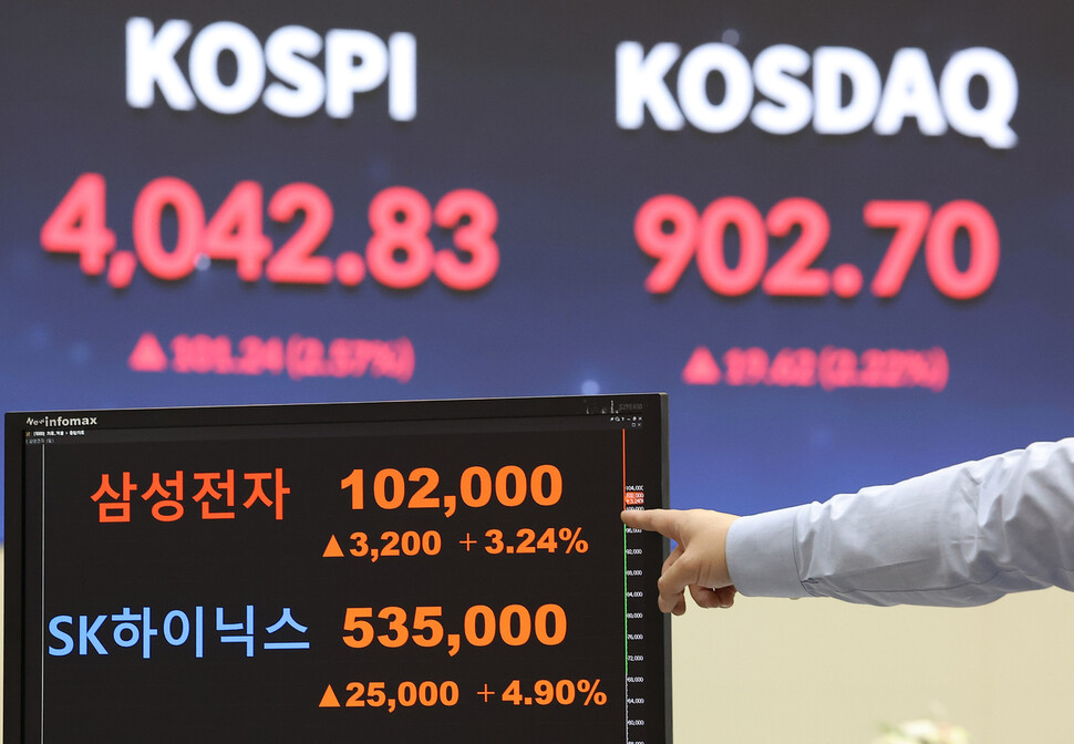 코스피 지수가 사상 처음 종가 기준 4000선을 넘은 2025년 10월27일 서울 영등포구 한국거래소에 코스피·코스닥 지수와 삼성전자 주가가 표시되고 있다. 연합뉴스