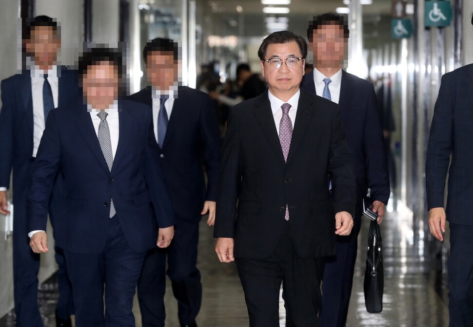 NIS Director Suh Hoon on his way to give a report to the Intelligence Committee of the National Assembly on Aug. 28. (National Assembly photo pool)