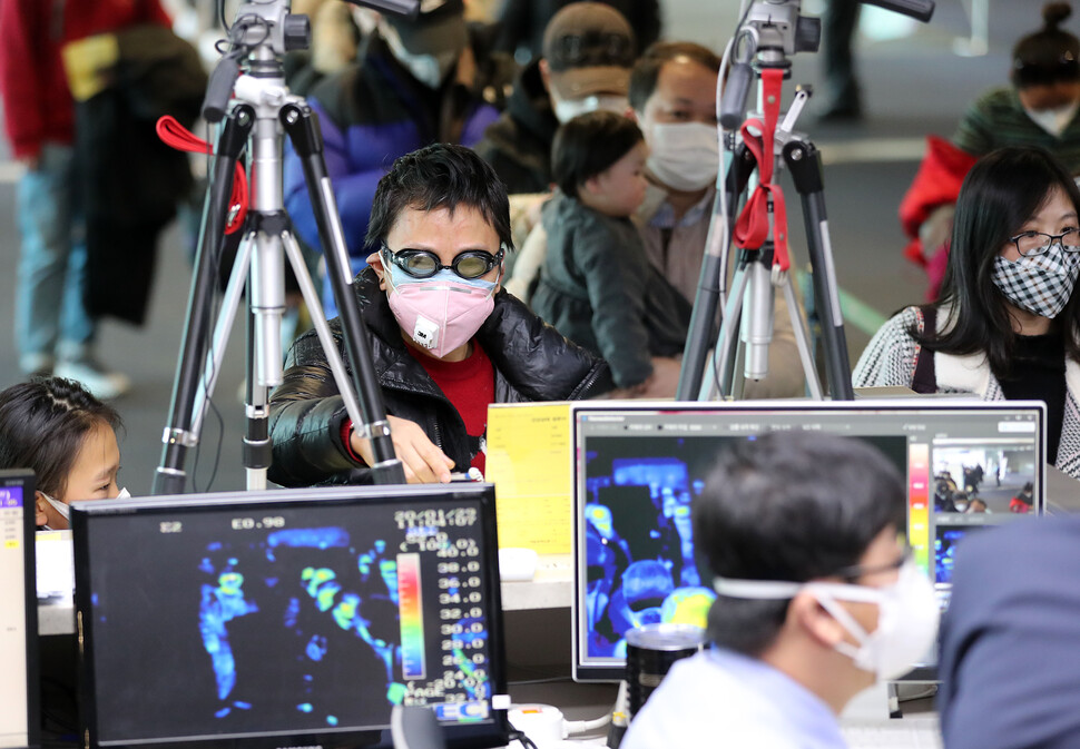 신종 코로나바이러스 감염증 확산 우려가 커지는 가운데, 1월29일 인천국제공항 1터미널에서 물안경을 착용한 중국 여행자가 입국에 앞서 건강상태질문서를 작성하고 있다. 공동취재사진