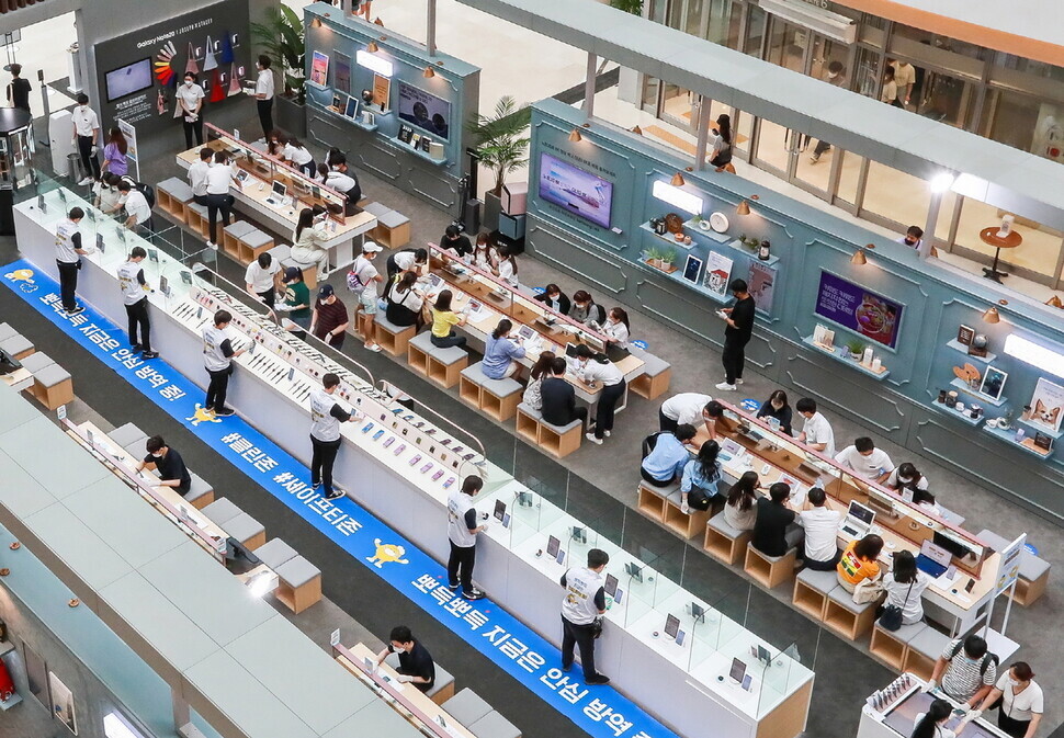 Samsung Electronics’ Galaxy Note 20 Studio in Seoul’s Times Square mall, a space for customers to try out new Samsung products, during its opening on Aug. 8. (provided by Samsung Electronics)