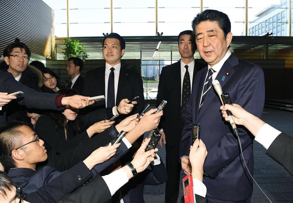 Japanese Prime Minister Shinzo Abe speaks on Jan. 24 to reporters at his residence regarding his decision to attend the Pyeongchang Olympics and hold a summit with South Korean President Moon Jae-in. (Yonhap News)